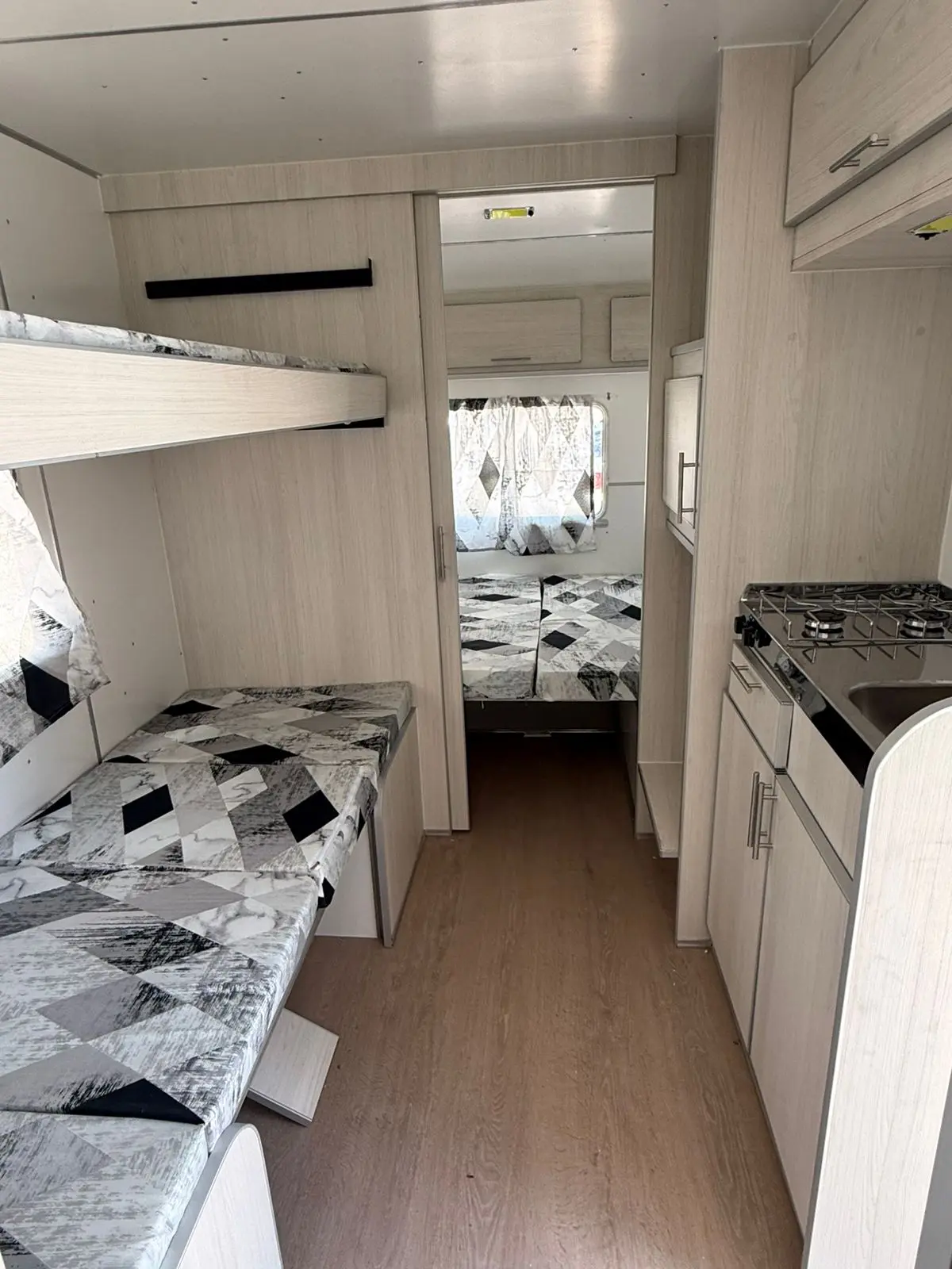 Casa rodante com banheiro e dormitório